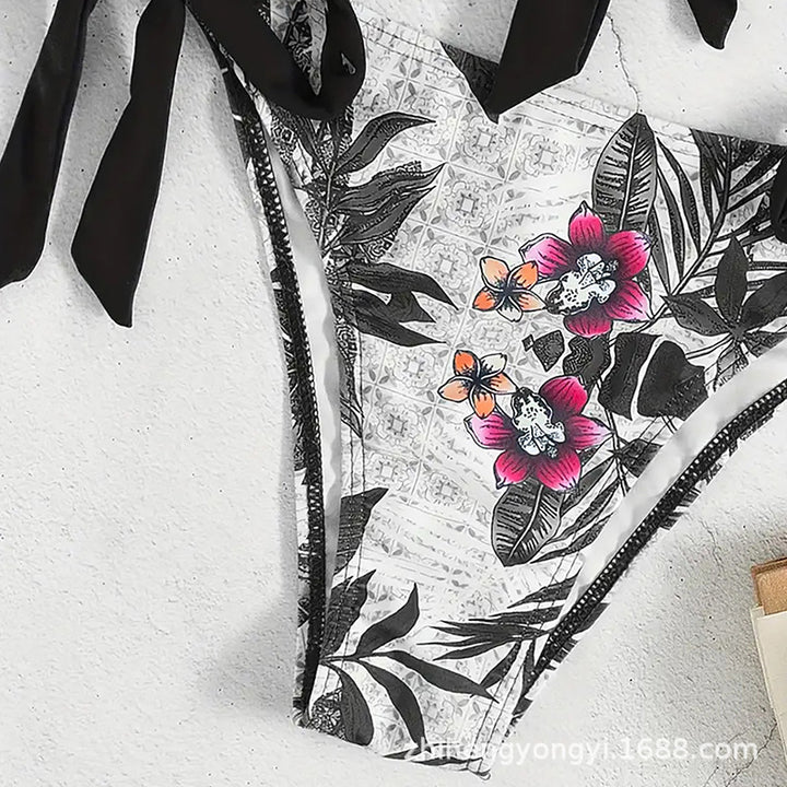 Damen Bikini mit knotenförmigem Oberteil und floralem Unterteil Echo Archiv