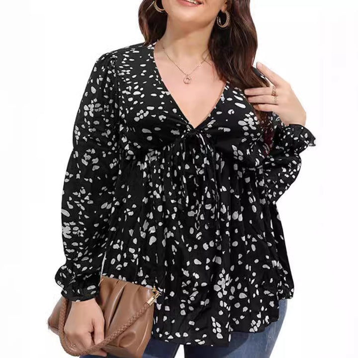Damer blus med eleganta ruffle-detaljer och modeprint Eva Jonsson