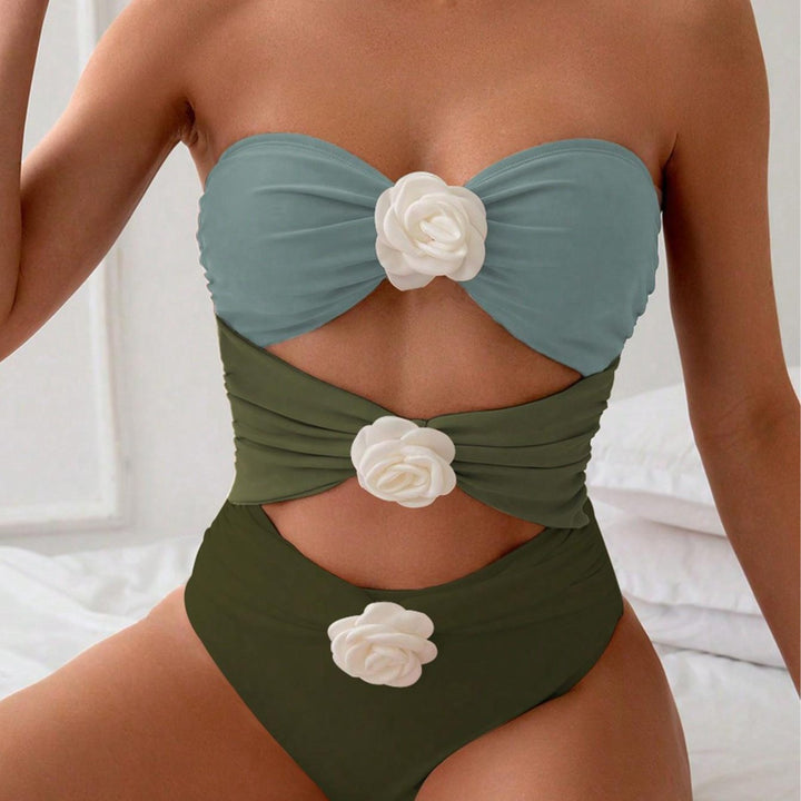 Damen Bandeau-Badeanzug mit eleganten Rüschen und floralen Akzenten Echo Archiv