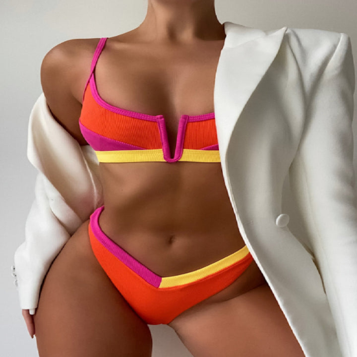 Damen Bikini-Set mit modischem V-Ausschnitt und sportlichen Akzenten Echo Archiv