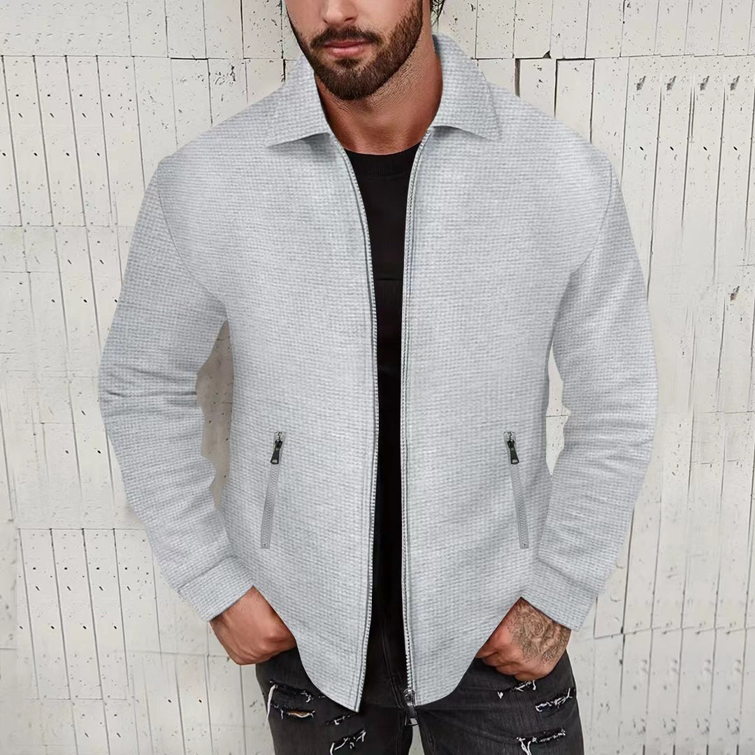 Herrens avslappnade zip-jacka med strukturerad design och praktiska fickor Eva Jonsson