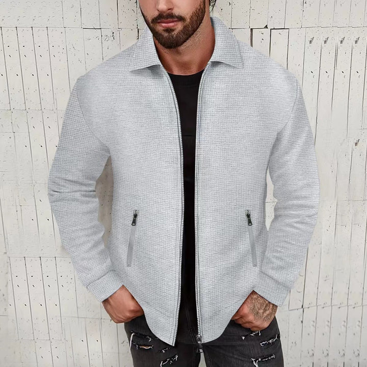 Herrens avslappnade zip-jacka med strukturerad design och praktiska fickor Eva Jonsson