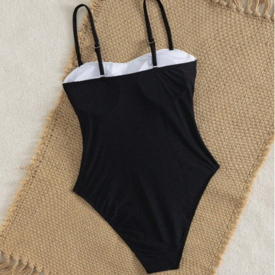 Damen Einteiliger Badeanzug mit raffiniertem Cut-Out und elegantem Ringdetail Echo Archiv