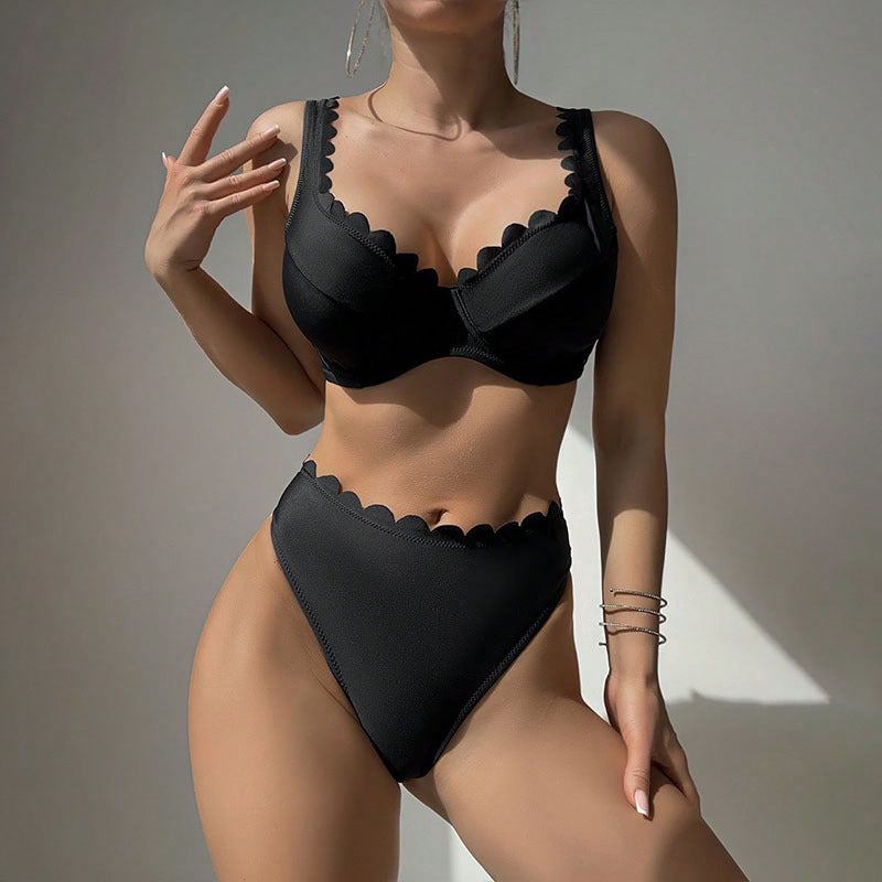 Damer bikiniset med eleganta vågspetsar Mirla-Eva Jonsson