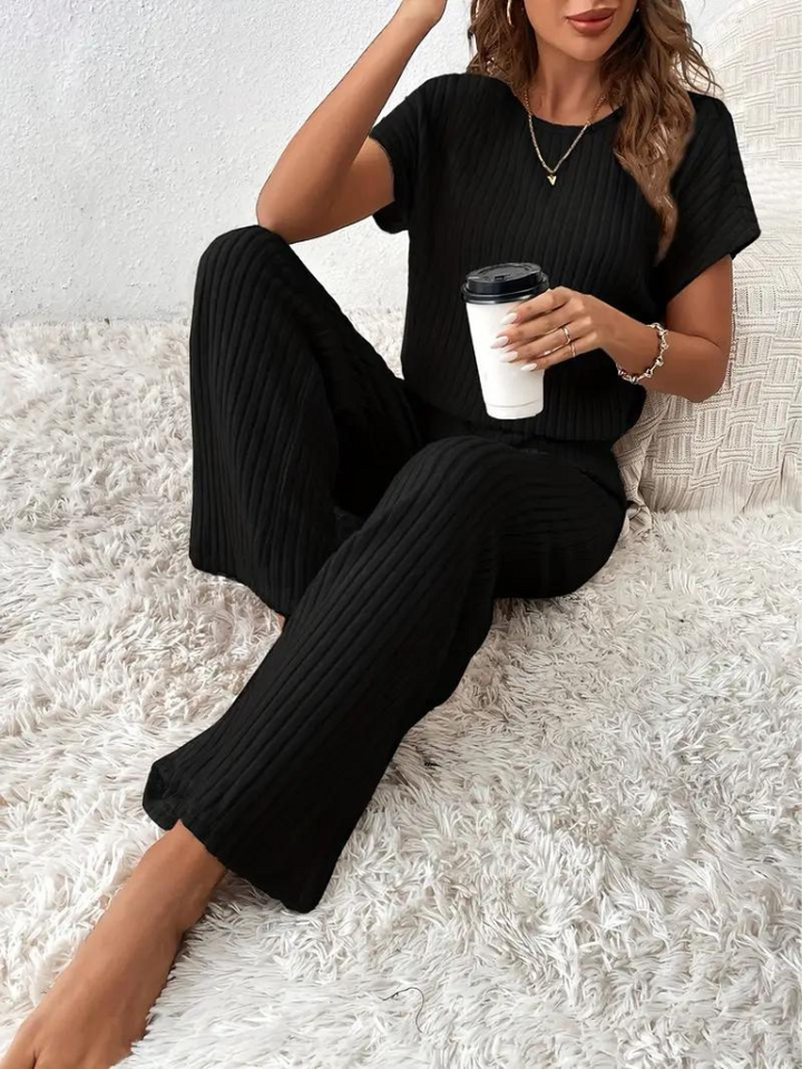 Rayna Jumpsuit | Bekväm ribbad kortärmad jumpsuit-Eva Jonsson