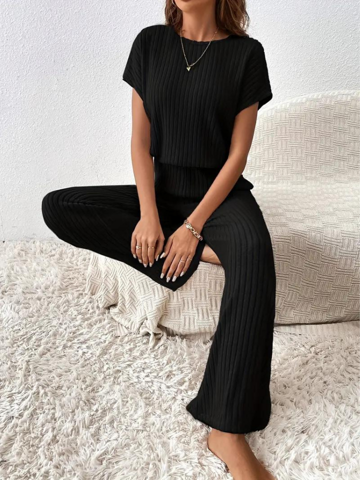 Rayna Jumpsuit | Bekväm ribbad kortärmad jumpsuit-Eva Jonsson