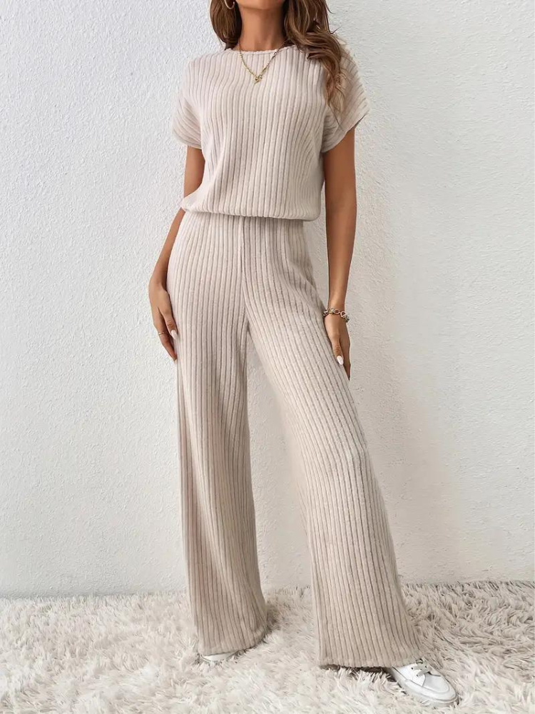 Rayna Jumpsuit | Bekväm ribbad kortärmad jumpsuit-Eva Jonsson