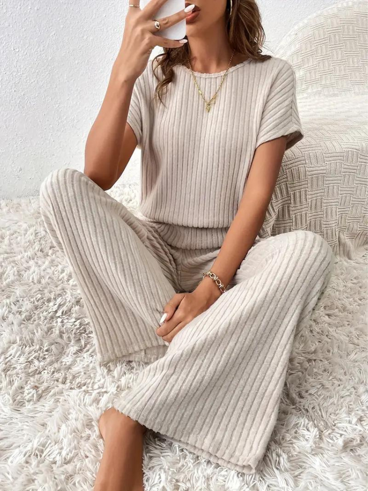 Rayna Jumpsuit | Bekväm ribbad kortärmad jumpsuit-Eva Jonsson