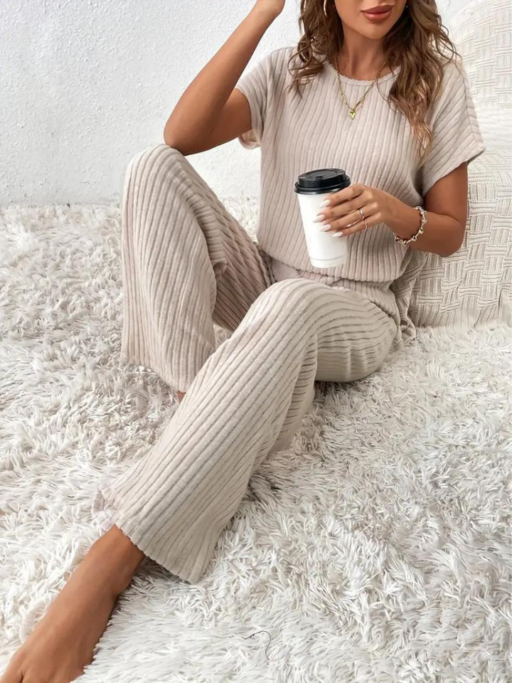 Rayna Jumpsuit | Bekväm ribbad kortärmad jumpsuit-Eva Jonsson