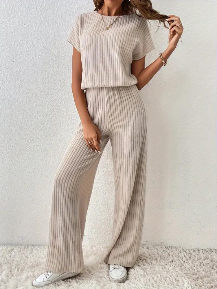 Rayna Jumpsuit | Bekväm ribbad kortärmad jumpsuit-Eva Jonsson