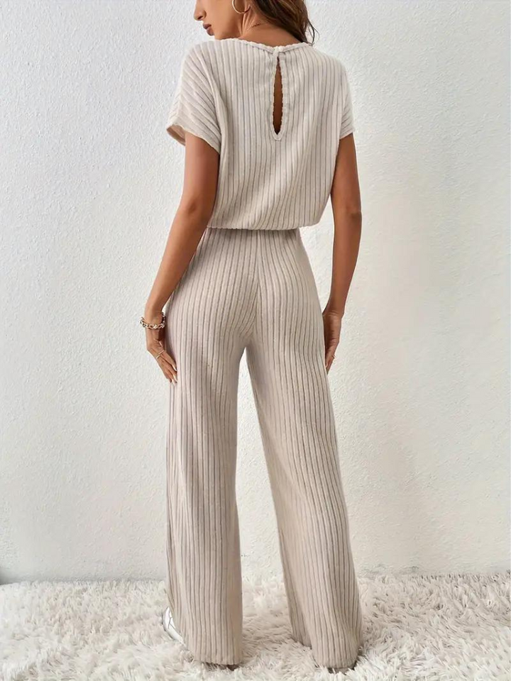 Rayna Jumpsuit | Bekväm ribbad kortärmad jumpsuit-Eva Jonsson