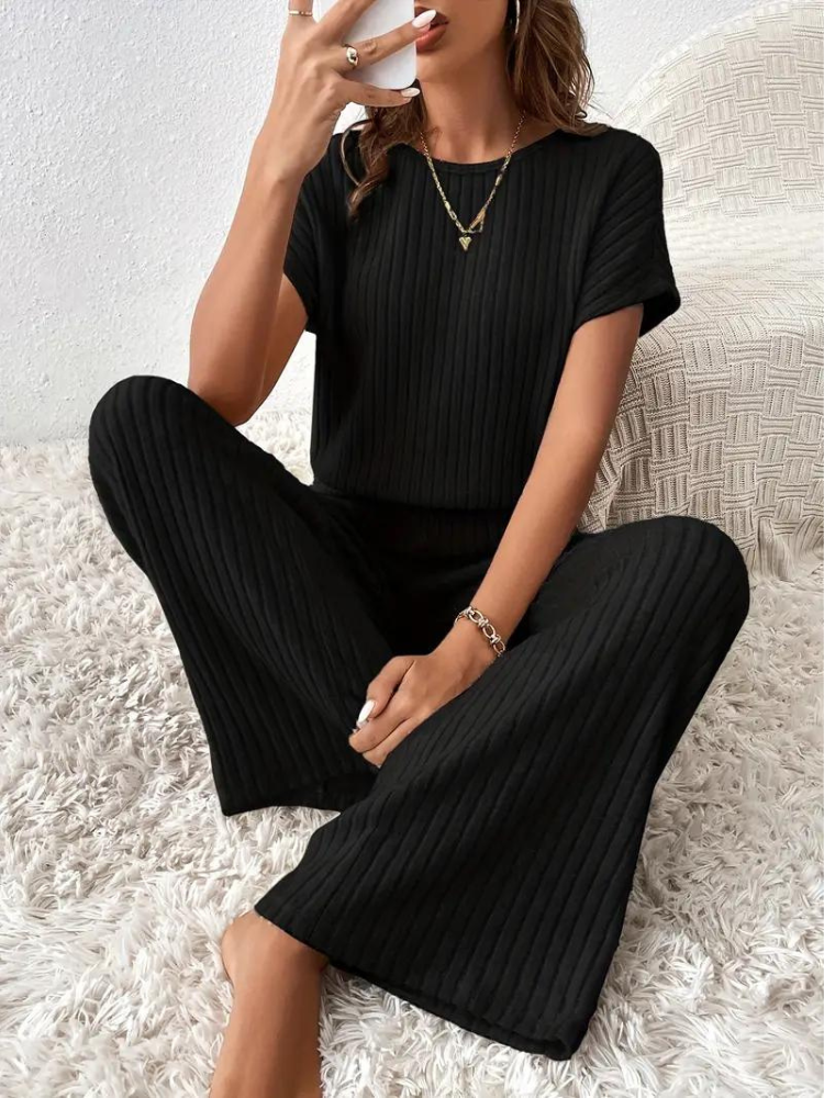 Rayna Jumpsuit | Bekväm ribbad kortärmad jumpsuit-Eva Jonsson