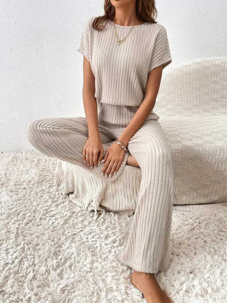 Rayna Jumpsuit | Bekväm ribbad kortärmad jumpsuit-Eva Jonsson