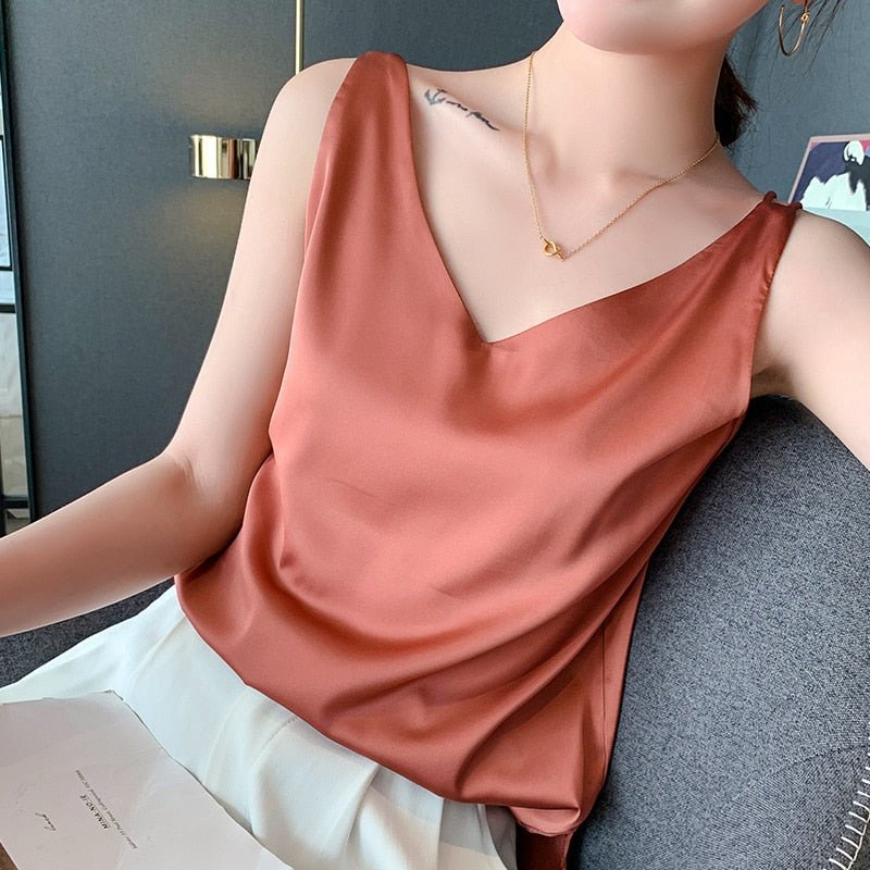 Satin Top - Elegant, lätt, ärmlös topp med V-ringning för damer-Eva Jonsson