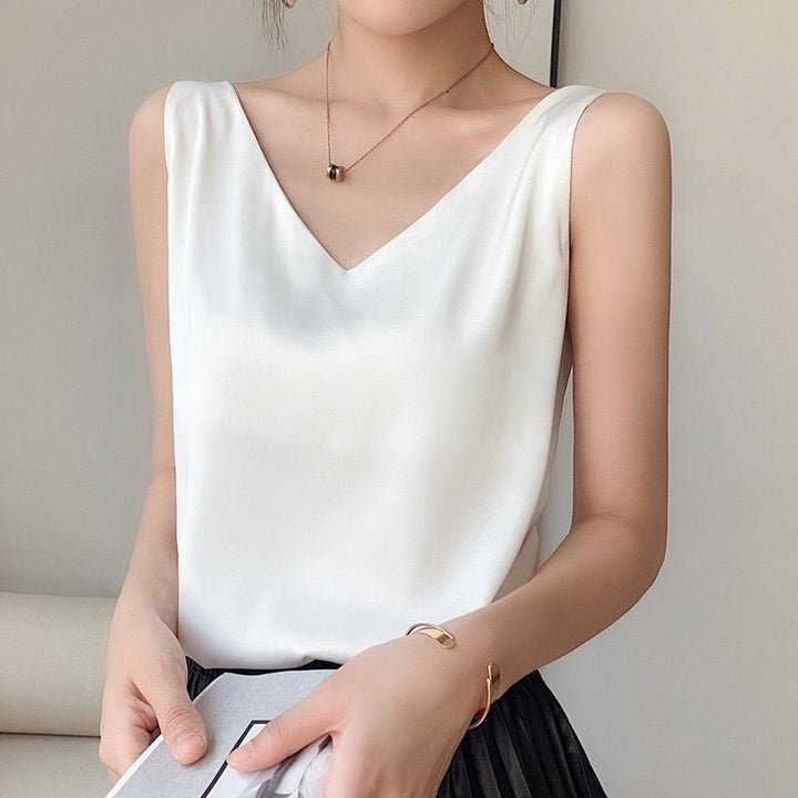 Satin Top - Elegant, lätt, ärmlös topp med V-ringning för damer-Eva Jonsson