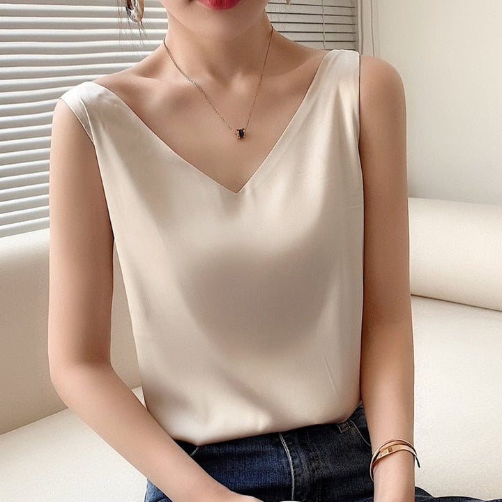 Satin Top - Elegant, lätt, ärmlös topp med V-ringning för damer-Eva Jonsson