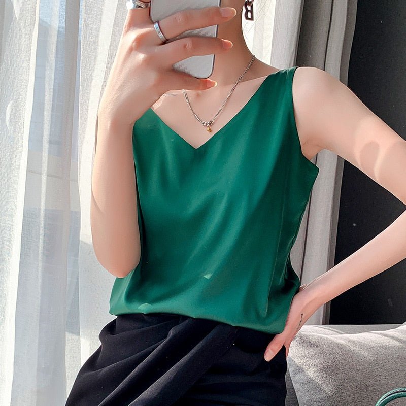 Satin Top - Elegant, lätt, ärmlös topp med V-ringning för damer-Eva Jonsson