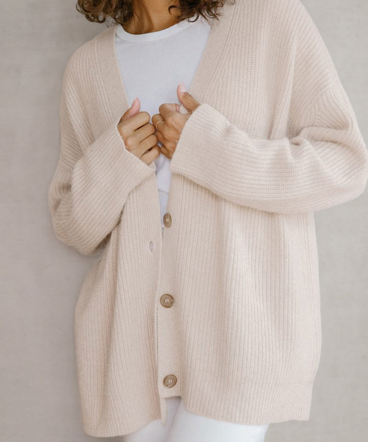 Stickad kofta | Oversized | V-ringad | Kofta i kashmir | Damkofta-Eva Jonsson