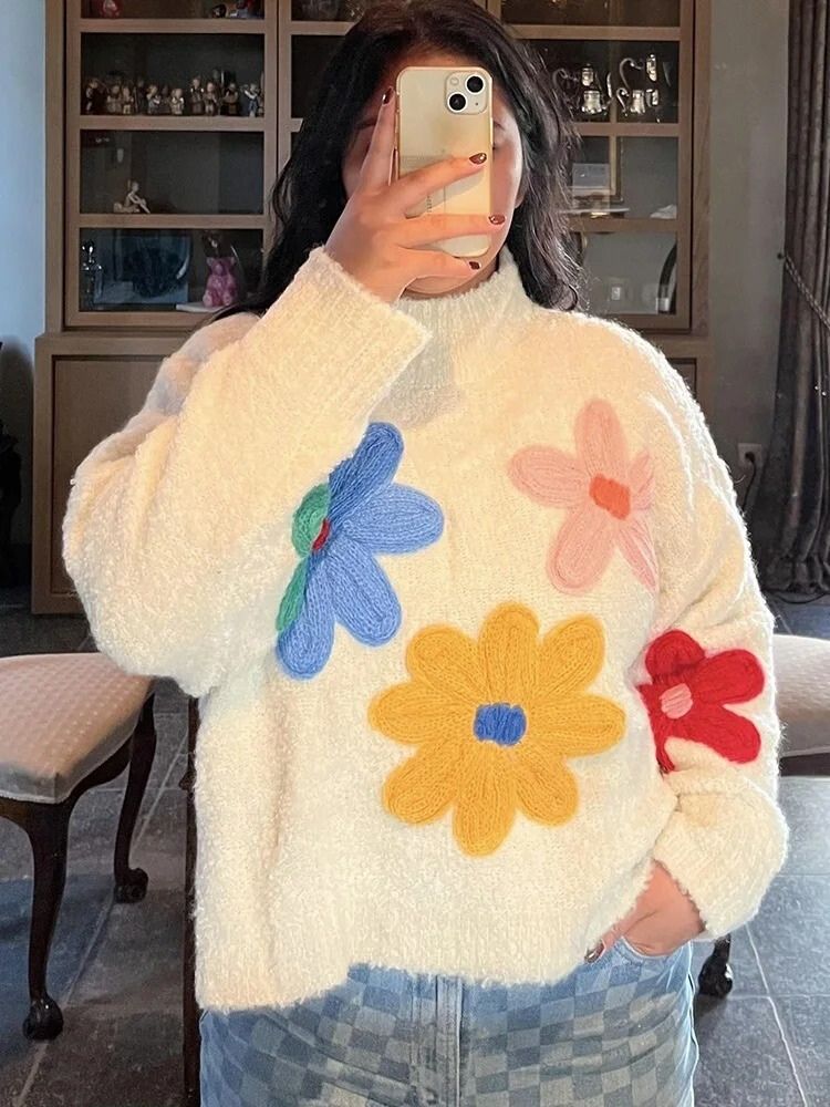 Stickad tröja - Höghalsad vit blommig tröja för kvinnor-Eva Jonsson