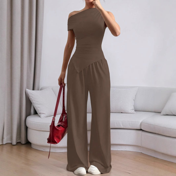 Stilig kvinnors jumpsuit med asymmetrisk design och fickor Mirla-Eva Jonsson