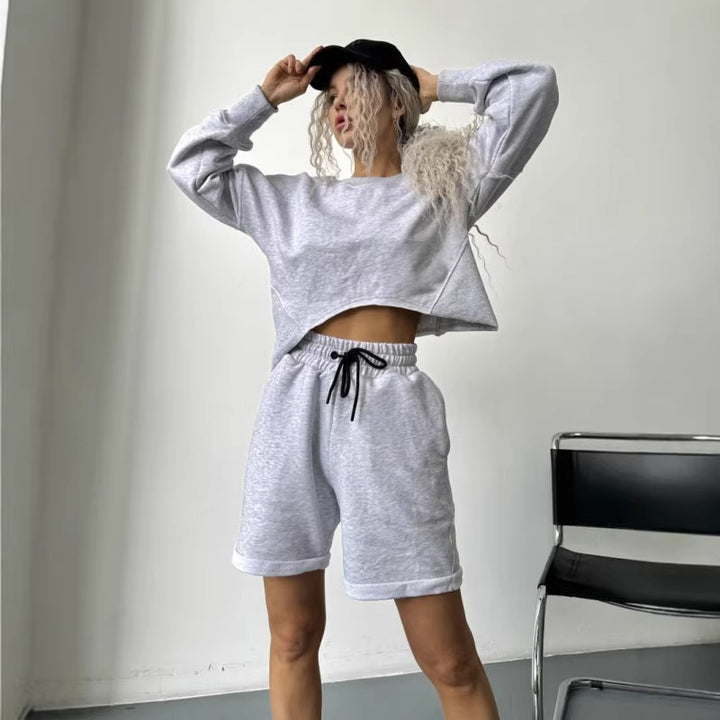 Tjejers avslappnade sweatshirt- och shortsset med dragsko och färggård design-Eva Jonsson