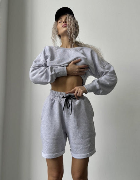 Tjejers avslappnade sweatshirt- och shortsset med dragsko och färggård design-Eva Jonsson