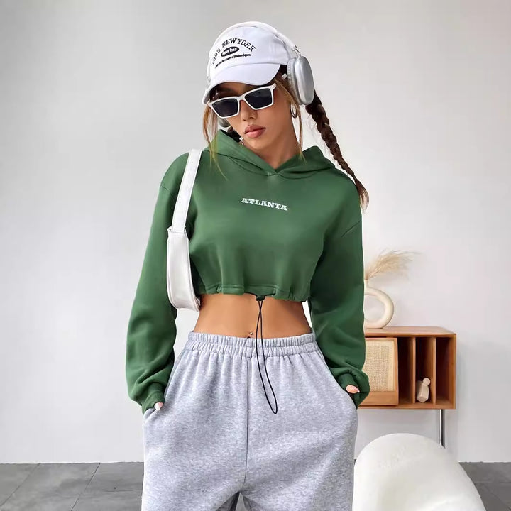 Tjejers kortärmad hoodie med broderad text och dragsko Mirla-Eva Jonsson