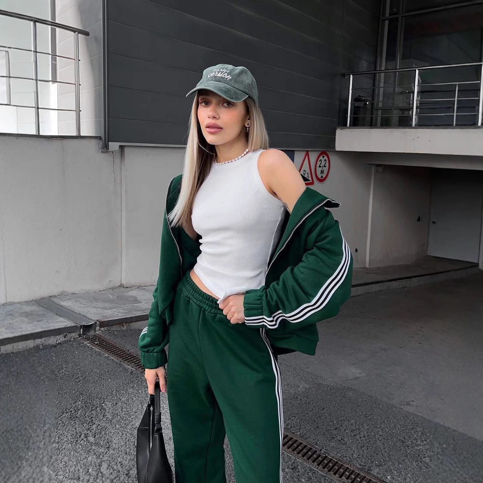 Tjejers sportiga velour träningsdräkt med hög krage och elegant dragkedja Mirla-Eva Jonsson