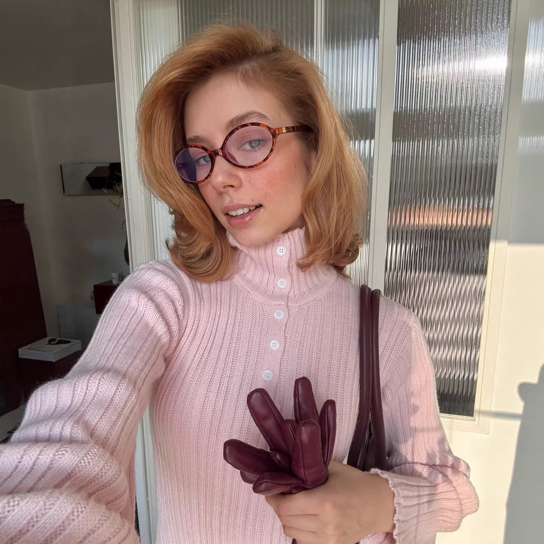 Tjejers stickade klänning med fin ribbat textur och krage Mirla-Eva Jonsson