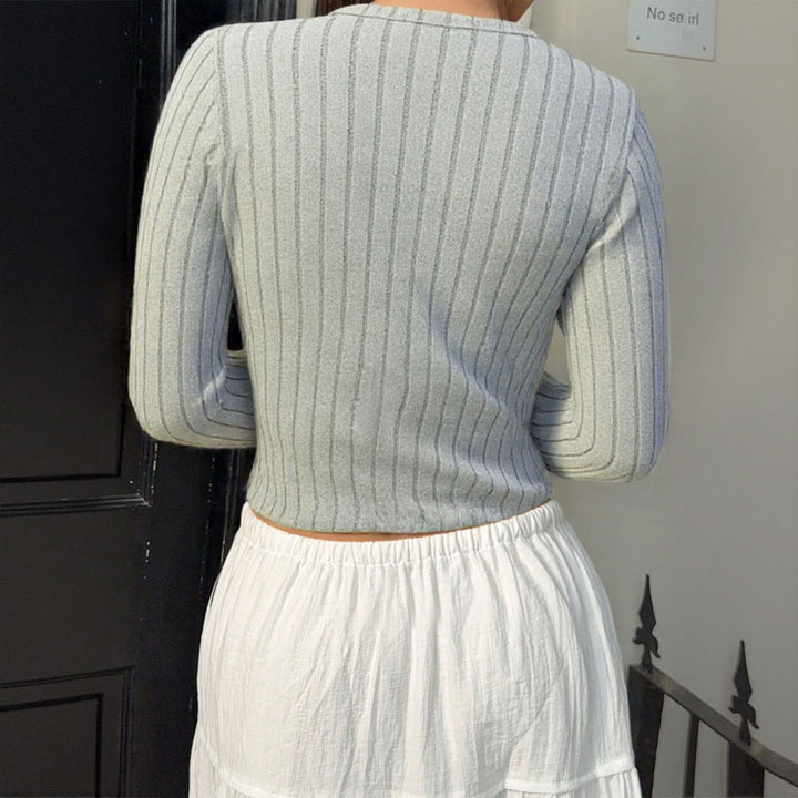 Tjejers stickade topp med fina ribbstrukturer och elegant knappslå Mirla-Eva Jonsson