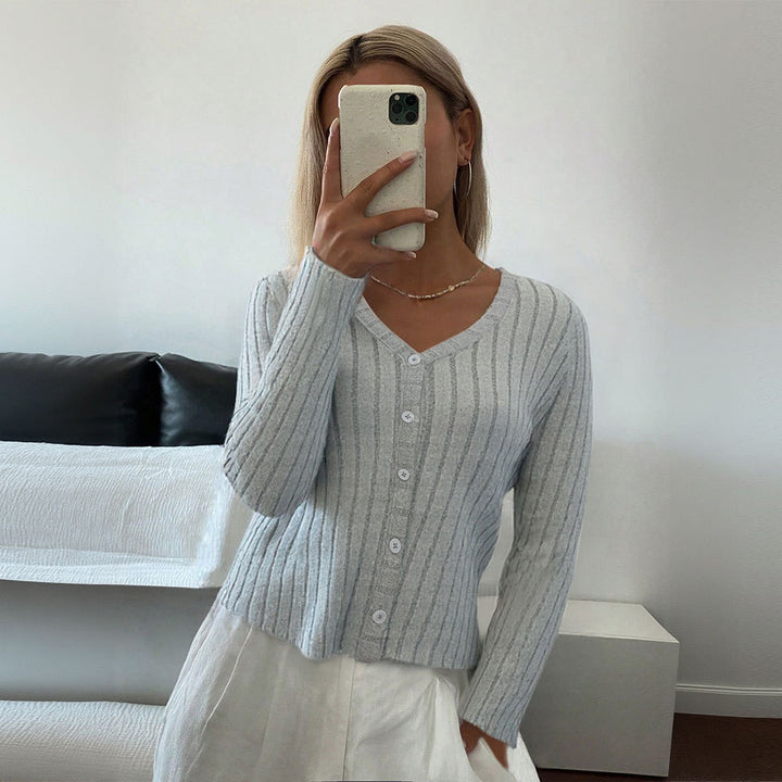 Tjejers stickade topp med fina ribbstrukturer och elegant knappslå Mirla-Eva Jonsson