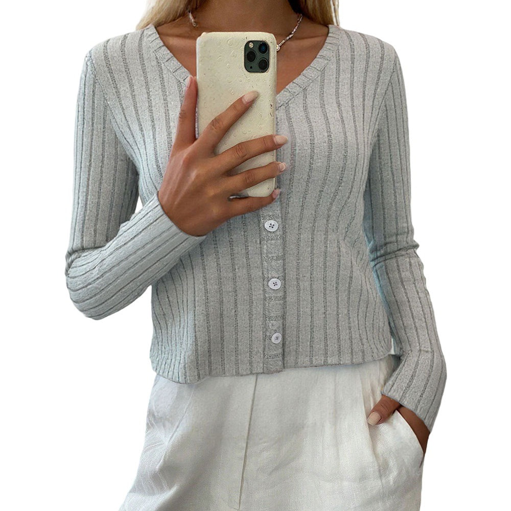 Tjejers stickade topp med fina ribbstrukturer och elegant knappslå Mirla-Eva Jonsson