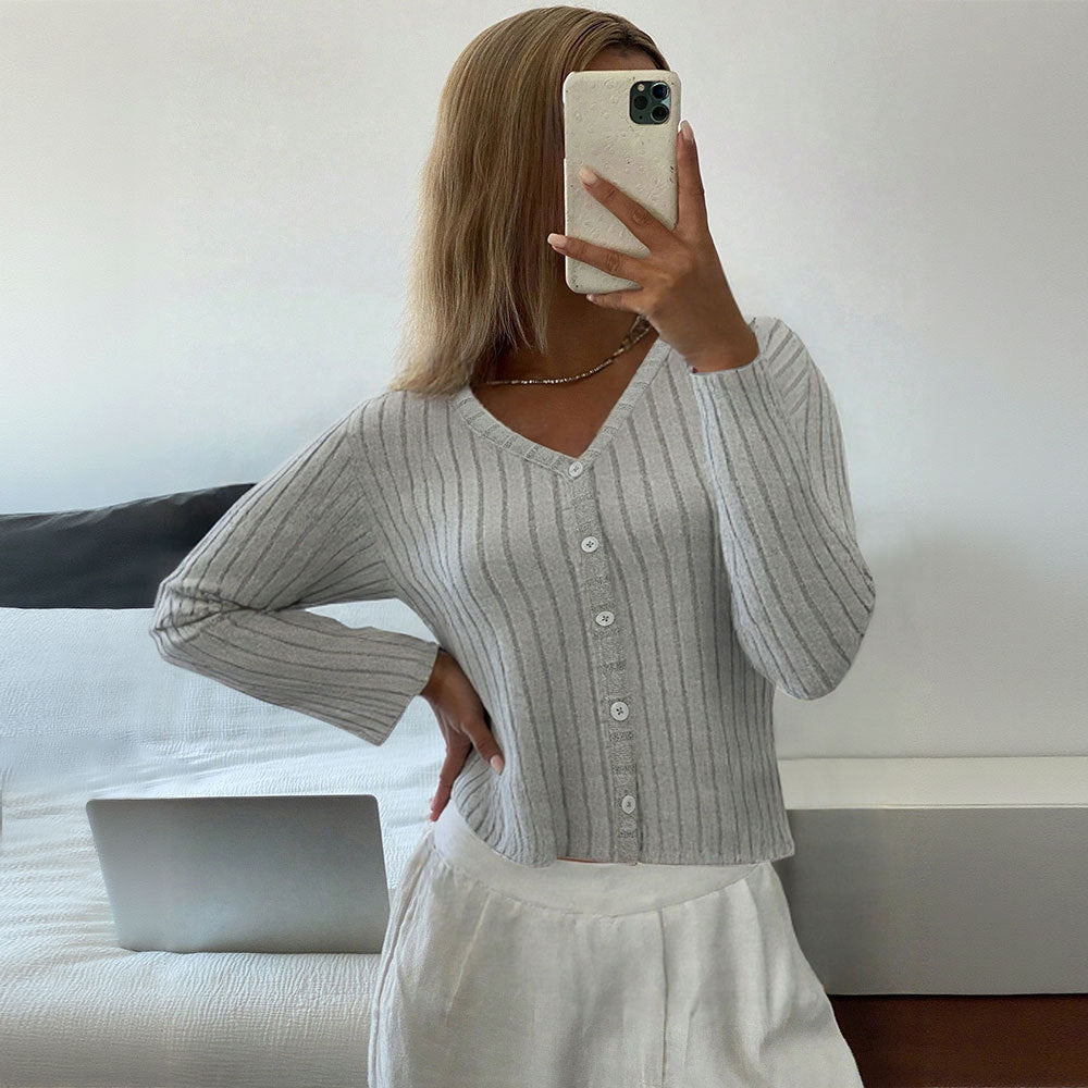 Tjejers stickade topp med fina ribbstrukturer och elegant knappslå Mirla-Eva Jonsson