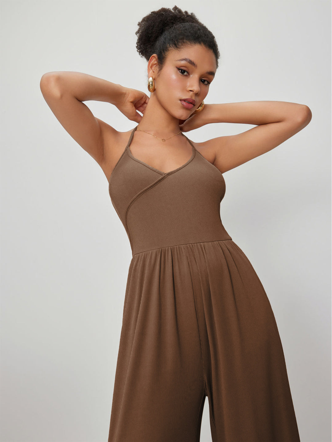 kvinnors jumpsuit med elegant V-hals och lös passform Mirla-Eva Jonsson